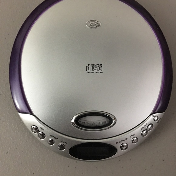 VINTAGE PORTABLE CD PLAYER - Picture 1 of 3